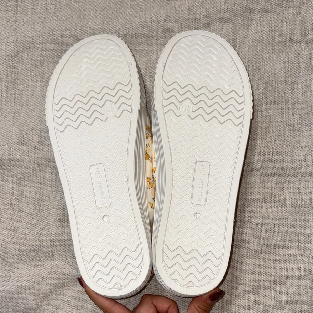 Madden Girl Marissa Floral‎ Canvas Slip on Sneakers White Orange size 8.5